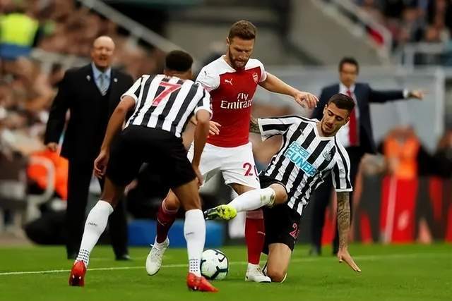 拉塞尔44分字母哥三双 湖人险胜雄鹿重回第九