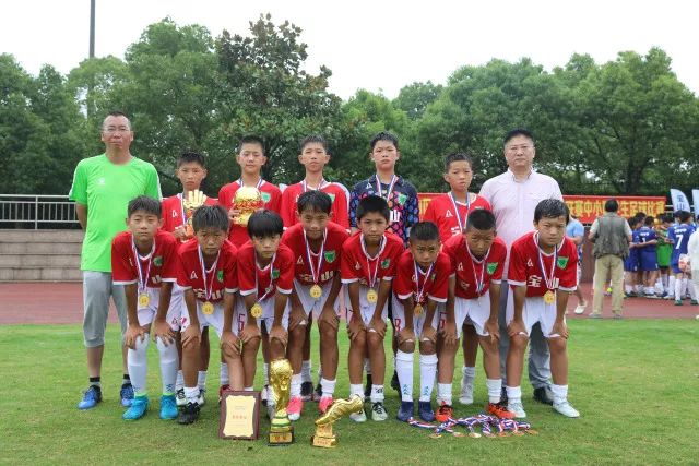 钟鼓和鸣逐绿茵 百面崇阳铜鼓奏响“楚超”咸宁主场